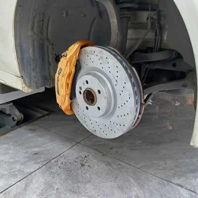 Тормозные суппорты автомобиля Mercedes Benz C200 обновляют 6 Pot Claipers и диски 355MM